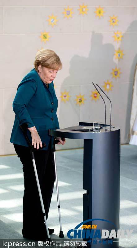 默克爾滑雪受傷首現(xiàn)身 拄雙拐接待唱詩(shī)班