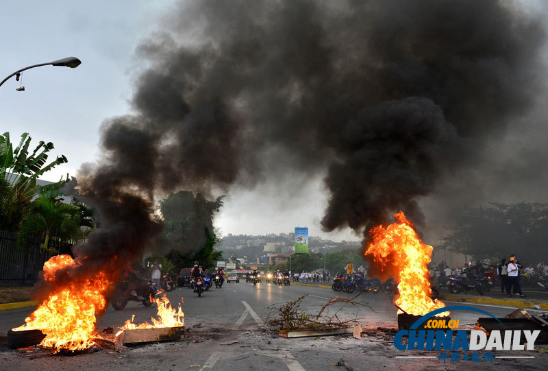 委內(nèi)瑞拉反政府示威持續(xù) 反對派領(lǐng)導(dǎo)人穿白衣現(xiàn)身