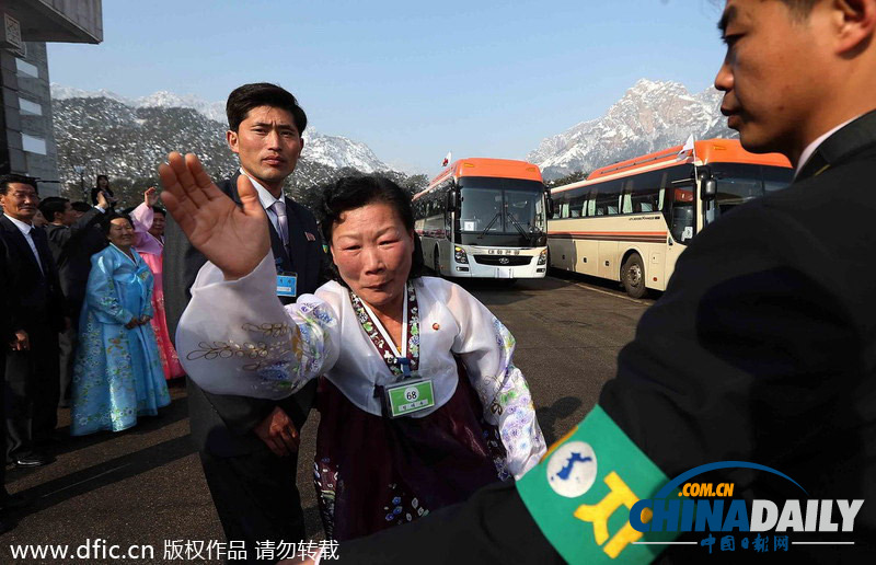 首輪朝韓離散家屬團聚結(jié)束 老人追車表達不舍