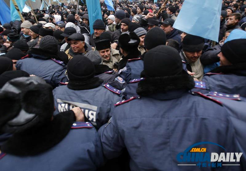 槍手闖克里米亞議會大樓 升起俄羅斯國旗