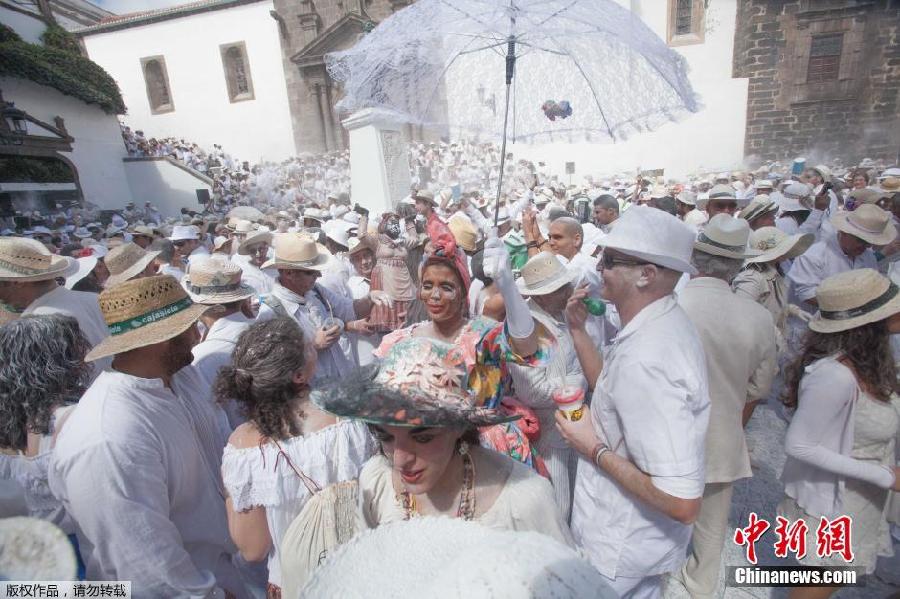 西班牙白色狂歡節(jié) 享受刺激爽身粉大戰(zhàn)