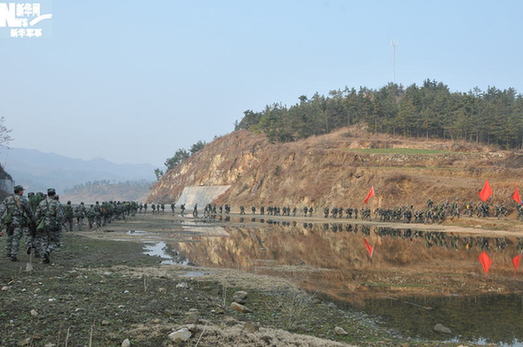 濟南軍區(qū)某裝甲旅冬季野營演練16種戰(zhàn)術