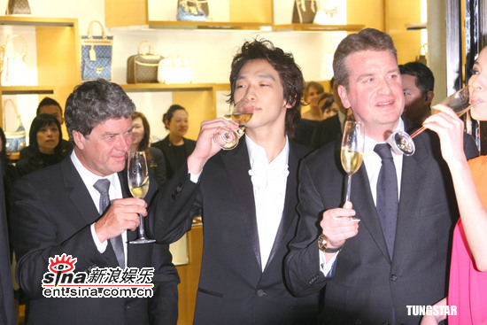 Rain亮相臺(tái)灣帶豪雨 瞇瞇眼魅力驚人(組圖)