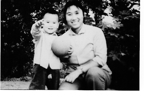 童年和媽媽在一起－你認得出他們嗎