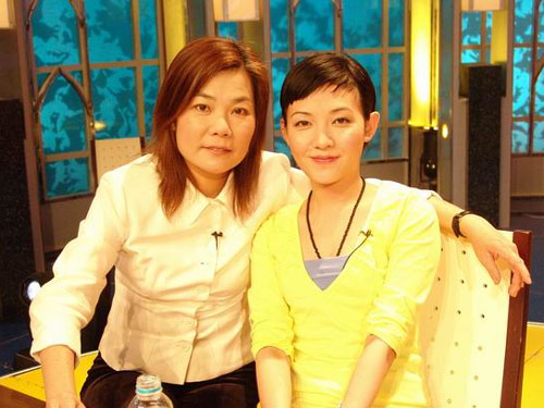 明星與媽媽溫馨相擁