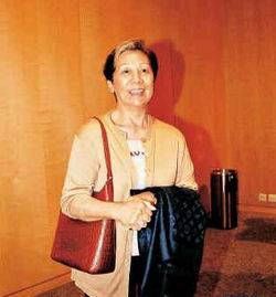 明星與媽媽溫馨相擁