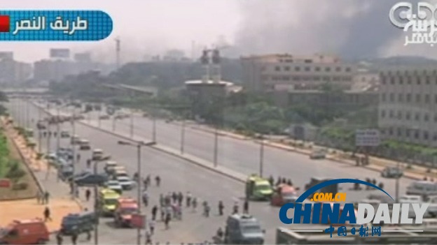 埃及當(dāng)局向開羅穆爾西支持者營地派遣裝甲車(圖)