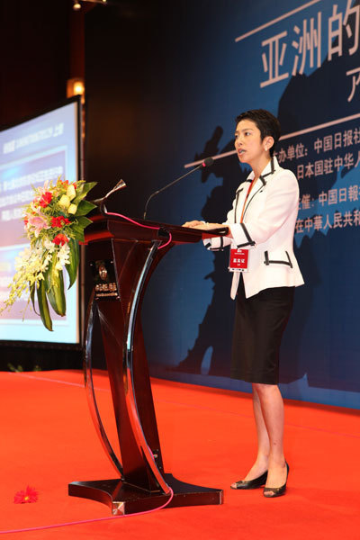 日本內(nèi)閣總理大臣輔佐官蓮舫宣讀內(nèi)閣官房長(zhǎng)官枝野幸男賀詞