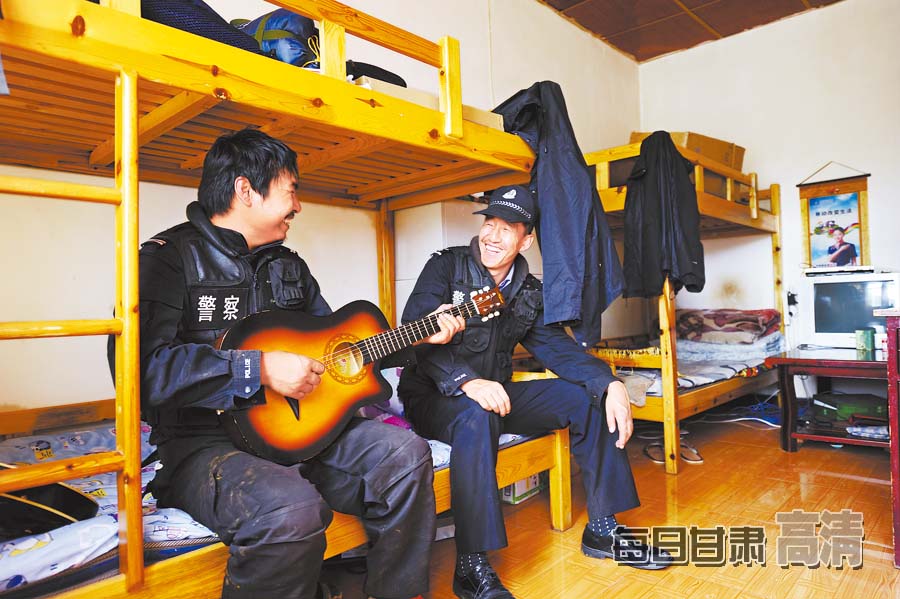 走近甘肅第一支草原騎警大隊(組圖)