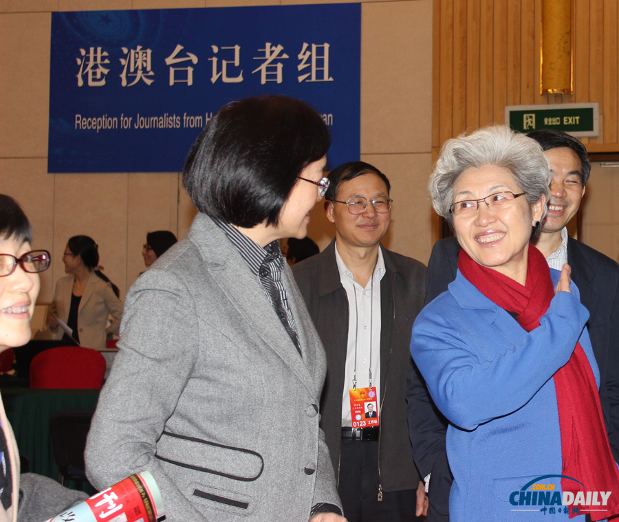十二屆全國(guó)人大一次會(huì)議副秘書長(zhǎng)、新聞發(fā)言人傅瑩看望媒體工作者