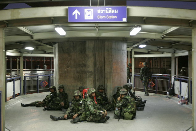 泰政府重兵把守曼谷金融中心 紅衫軍欲請(qǐng)聯(lián)合國監(jiān)督