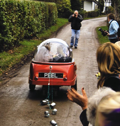 英新人結(jié)婚選迷你婚車驚艷全場 大小如碰碰車