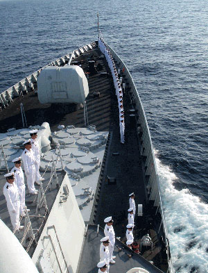 返航的首批護(hù)航編隊(duì)駛?cè)胱鎳?guó)傳統(tǒng)疆域線