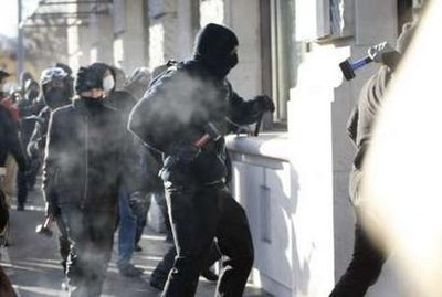 瑞士反世貿(mào)組織游行演變?yōu)楸┝κ录?/></p>

<p align=