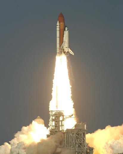 美國發(fā)現(xiàn)號(hào)開始絕唱之旅 人類首個(gè)太空機(jī)器人升空