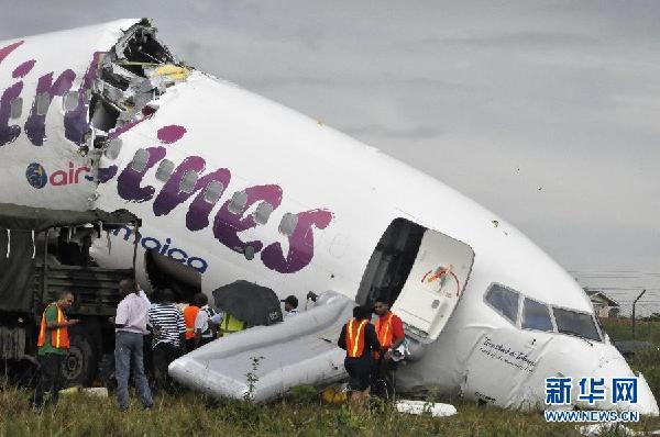 一客機(jī)在圭亞那降落時(shí)沖出跑道