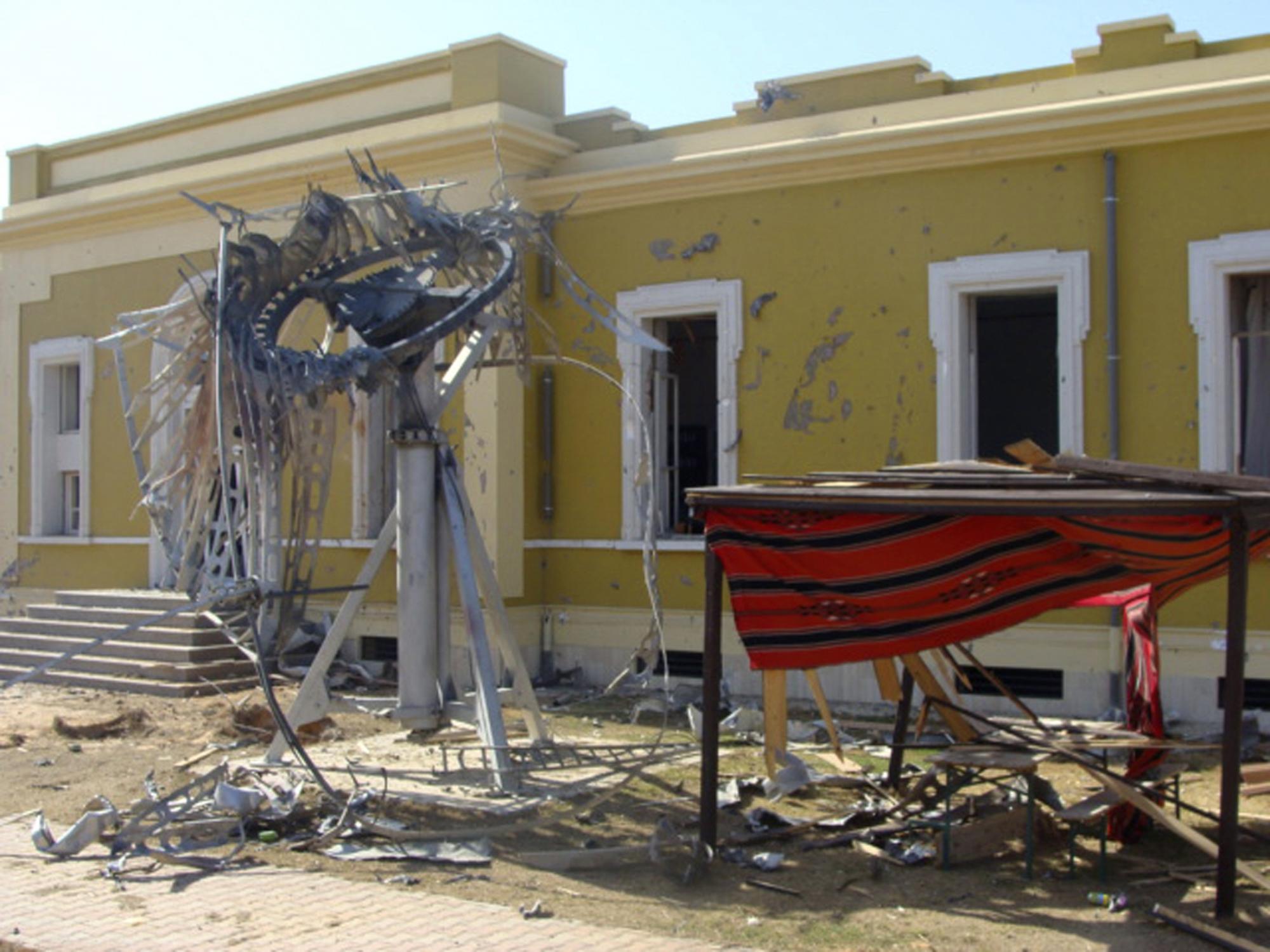 利比亞國家電視臺遭轟炸 反對派因尤尼斯之死要進(jìn)行內(nèi)部整編