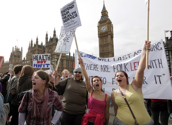 倫敦民眾舉牌抗議醫(yī)保改革