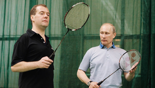 梅普打羽毛球秀和諧 總統(tǒng)侃球經(jīng)總理“左右開弓”