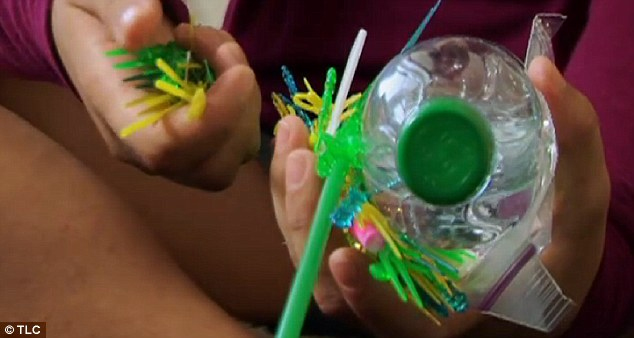 美真人秀為搏收視推出“重口味”嗜好 吃塑料、喝指甲油