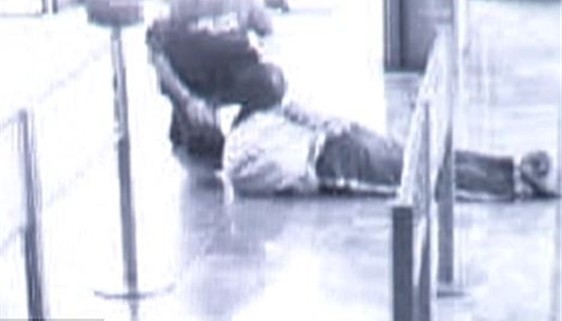 美國(guó)男子4年前遭莫名痛扁留后遺癥 銀行被判賠償數(shù)百萬