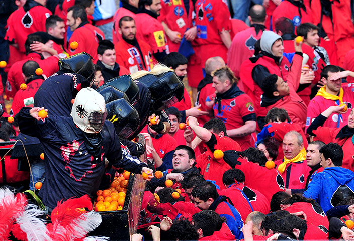 另類狂歡！意大利小城上演“橙子大戰(zhàn)”
