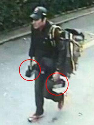 曼谷爆炸嫌犯用收音機藏多枚炸彈 隨警方重返案發(fā)現(xiàn)場