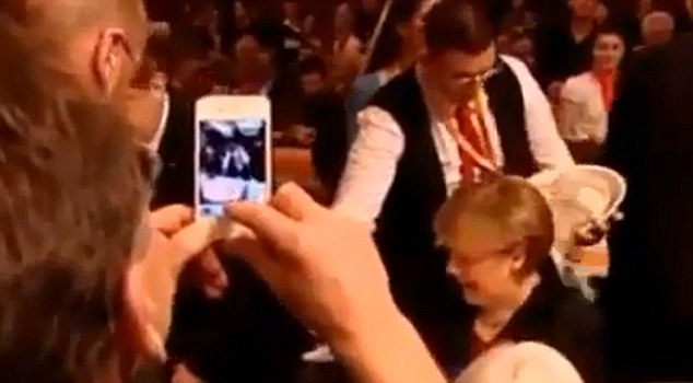 默克爾被服務(wù)員啤酒“潑身” 反應(yīng)大度微笑面對(duì)鏡頭