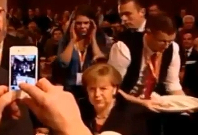 默克爾被服務(wù)員啤酒“潑身” 反應(yīng)大度微笑面對(duì)鏡頭