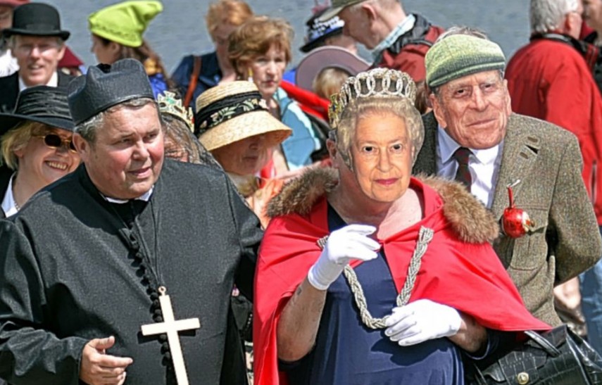 英民眾歡慶女王登基60年 旗幟飄揚、眼鏡蛋糕熱銷