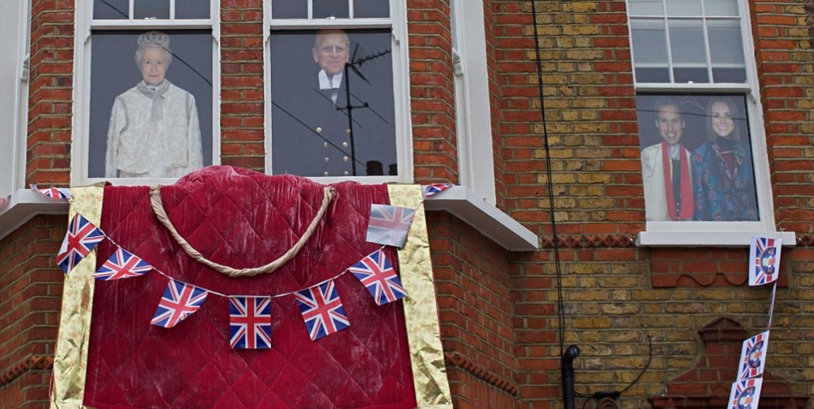 英民眾歡慶女王登基60年 旗幟飄揚、眼鏡蛋糕熱銷