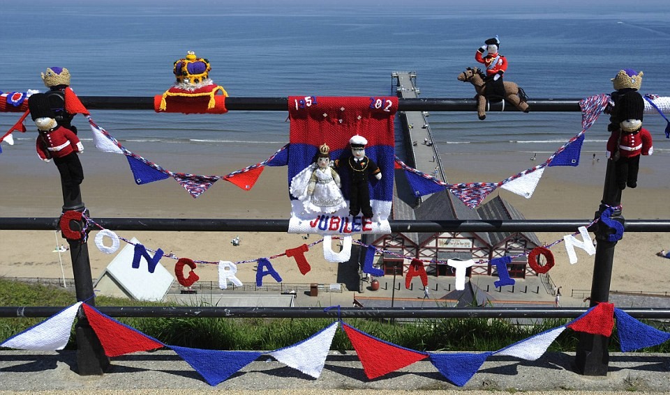 英民眾歡慶女王登基60年 旗幟飄揚、眼鏡蛋糕熱銷