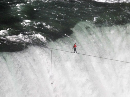 表演家高空走鋼索橫穿大瀑布 創(chuàng)百年紀(jì)錄(組圖)