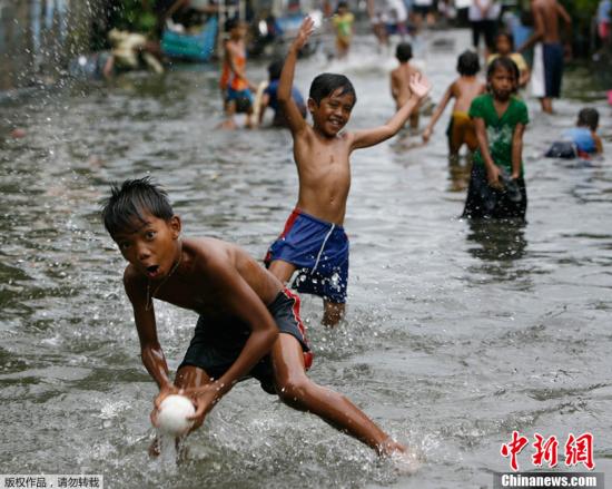 菲律賓遭強(qiáng)熱帶風(fēng)暴“蘇拉”襲擊 造成3人死亡