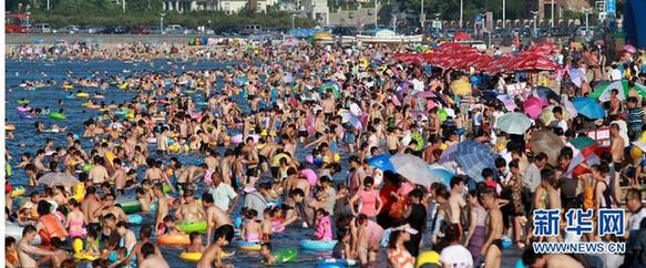 多地遭遇高溫天——青島海濱浴場(chǎng)成“人海”