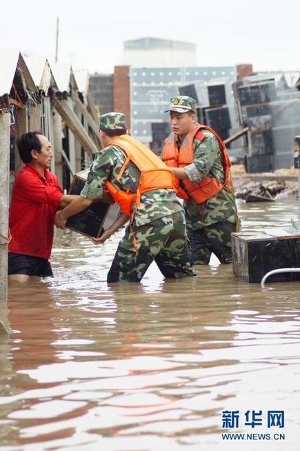 臺(tái)風(fēng)暴雨逼停京哈線70趟列車 沖鋒舟進(jìn)車站