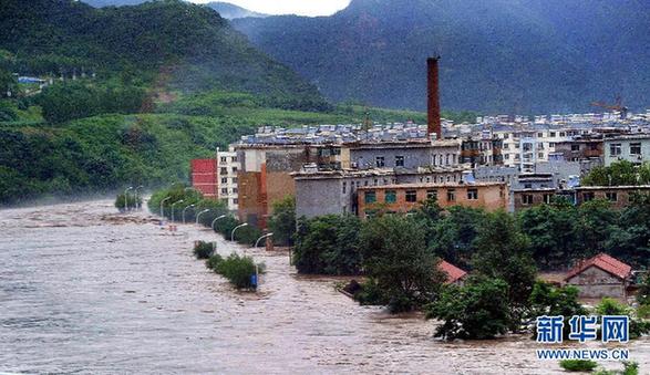 臺(tái)風(fēng)暴雨逼停京哈線70趟列車 沖鋒舟進(jìn)車站