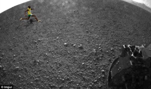 “好奇”號(hào)發(fā)回首幅火星彩照 網(wǎng)友惡搞博爾特“跑”上火星