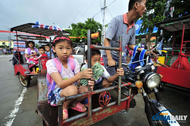海南樂(lè)東：改裝三輪“校車”安全堪憂