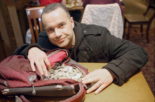 英男子靠玩競(jìng)猜游戲年入60萬(wàn) 抱怨太費(fèi)腦子希望“轉(zhuǎn)行”