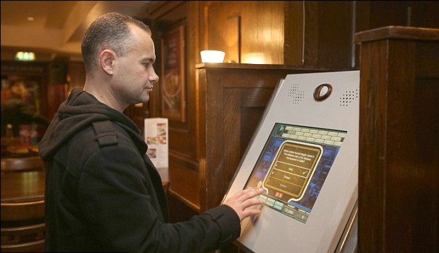 英男子靠玩競(jìng)猜游戲年入60萬(wàn) 抱怨太費(fèi)腦子希望“轉(zhuǎn)行”