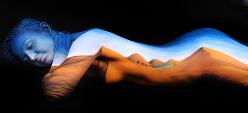 枯樹、沙漠、天鵝：德國女藝術(shù)家創(chuàng)作精美人體藝術(shù)