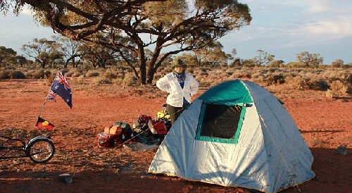 英國(guó)新婚夫婦騎行三大洲“度蜜月” 途經(jīng)中國(guó)