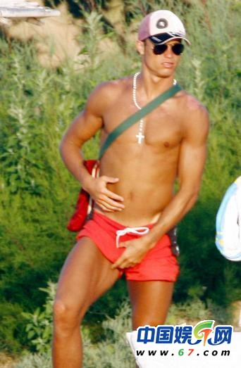 朱茵當眾摳腳范冰冰挖鼻孔 盤點中外明星不雅抓拍