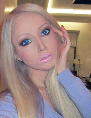 真人版“芭比娃娃和男友肯”初次會(huì)面 互相攻訐