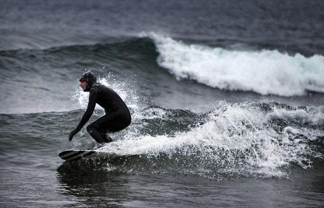 史上最酷零下26度沖浪 胡須結(jié)冰柱面色卻紅潤(rùn)