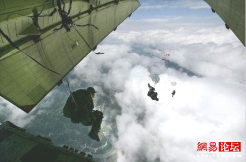 [組圖]曝光大地震中的空中救援部隊(duì)