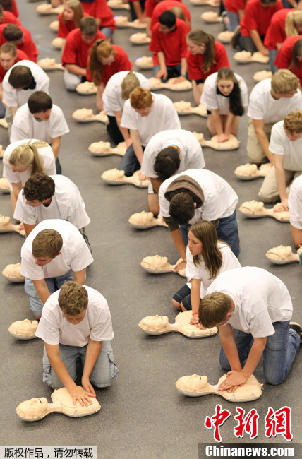 德國約600學(xué)生同時(shí)練習(xí)心臟復(fù)蘇 欲創(chuàng)世界紀(jì)錄