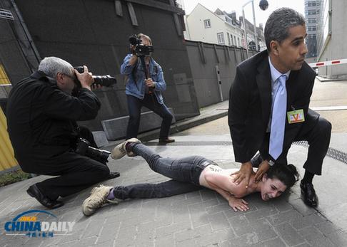 烏克蘭女權(quán)組織成員“裸襲”突尼斯總理座駕