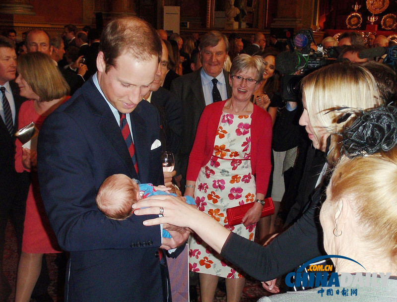 組圖:凱特威廉出席活動(dòng)樂(lè)與兒童互動(dòng)